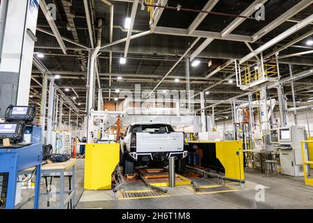 Detroit, USA. November 2021. Hummer EV Fahrzeuge bei der Eröffnung der General Motors Factory ZERO, wo Präsident Joe Biden am 17. November 2021 in Detroit, Michigan, eine Rede hielt. (Foto von Dominick Sokotoff/Sipa USA) Quelle: SIPA USA/Alamy Live News Stockfoto