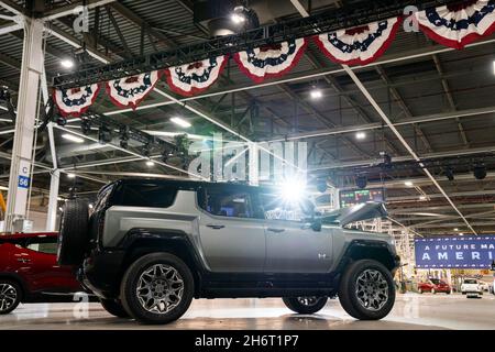 Detroit, USA. November 2021. Hummer EV Fahrzeuge bei der Eröffnung der General Motors Factory ZERO, wo Präsident Joe Biden am 17. November 2021 in Detroit, Michigan, eine Rede hielt. (Foto von Dominick Sokotoff/Sipa USA) Quelle: SIPA USA/Alamy Live News Stockfoto