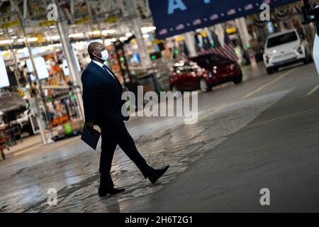 Detroit, USA. November 2021. Der Präsident der United Auto Workers, Ray Curry, sprach vor Präsident Joe Biden, der bei der Eröffnung der General Motors Factory ZERO in Detroit, Michigan, am 17. November 2021 Bemerkungen zum parteiübergreifenden Infrastrukturgesetz und zur Zukunft von Elektrofahrzeugen hielt. (Foto von Dominick Sokotoff/Sipa USA) Quelle: SIPA USA/Alamy Live News Stockfoto