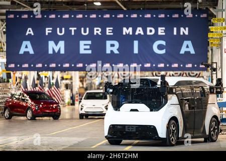 Detroit, USA. November 2021. Hummer EV Fahrzeuge bei der Eröffnung der General Motors Factory ZERO, wo Präsident Joe Biden am 17. November 2021 in Detroit, Michigan, eine Rede hielt. (Foto von Dominick Sokotoff/Sipa USA) Quelle: SIPA USA/Alamy Live News Stockfoto