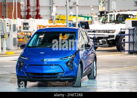 Detroit, USA. November 2021. Chevy EV Fahrzeug bei der Eröffnung der General Motors Factory ZERO, wo Präsident Joe Biden am 17. November 2021 in Detroit, Michigan, Bemerkungen machte. (Foto von Dominick Sokotoff/Sipa USA) Quelle: SIPA USA/Alamy Live News Stockfoto