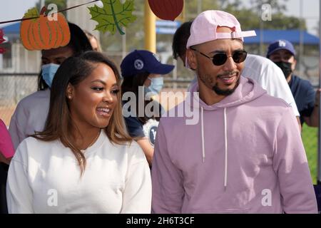 Mookie Betts (rechts) und Verlobte Brianna Hammonds während der Los Angeles Dodgers Foundation Thanksgiving Grab and Go Drive-Thru in Verbindung mit Th Stockfoto