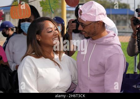 Mookie Betts (rechts) und Verlobte Brianna Hammonds während der Los Angeles Dodgers Foundation Thanksgiving Grab and Go Drive-Thru in Verbindung mit Th Stockfoto