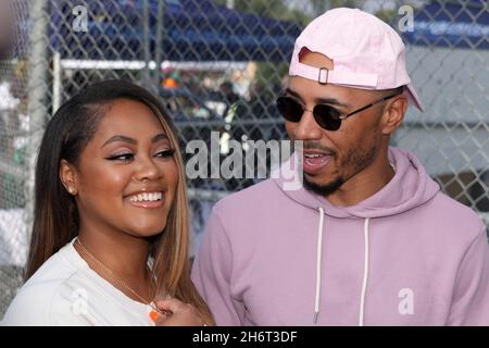 Mookie Betts (rechts) und Verlobte Brianna Hammonds während der Los Angeles Dodgers Foundation Thanksgiving Grab and Go Drive-Thru in Verbindung mit Th Stockfoto