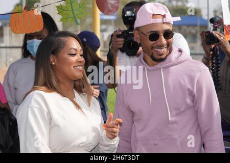 Mookie Betts (rechts) und Verlobte Brianna Hammonds während der Los Angeles Dodgers Foundation Thanksgiving Grab and Go Drive-Thru in Verbindung mit Th Stockfoto