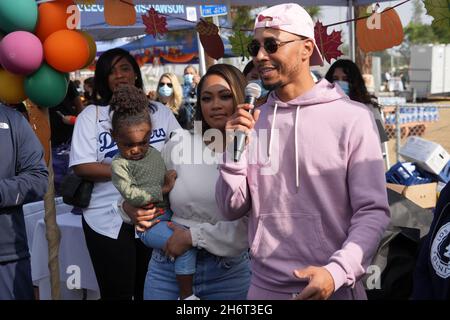 Mookie Betts (rechts) und Verlobte Brianna Hammonds während der Los Angeles Dodgers Foundation Thanksgiving Grab and Go Drive-Thru in Verbindung mit Th Stockfoto