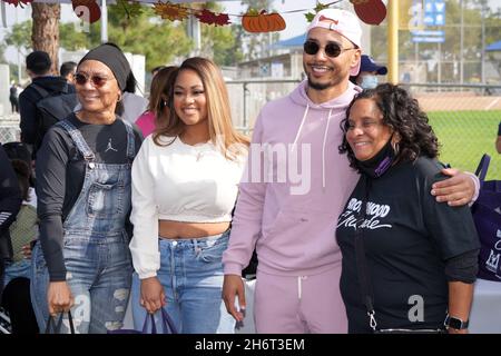 Mookie Betts (rechts) mit Verlobter Brianna Hammonds und Tochter Kynlee Betts (Mitte) und Mutter Diana Collins während der Los Angeles Dodgers Foundation Stockfoto