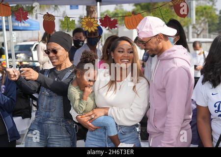 Mookie Betts (rechts) mit Verlobter Brianna Hammonds und Tochter Kynlee Betts (Mitte) und Mutter Diana Collins während der Los Angeles Dodgers Foundation Stockfoto