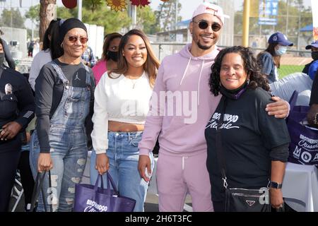 Mookie Betts (zweite von rechts) mit Verlobter Brianna Hammonds (zweite von links), Mutter Diana Collins (links) und Präsident der Bruderschaft Kreuzzug Charis Stockfoto