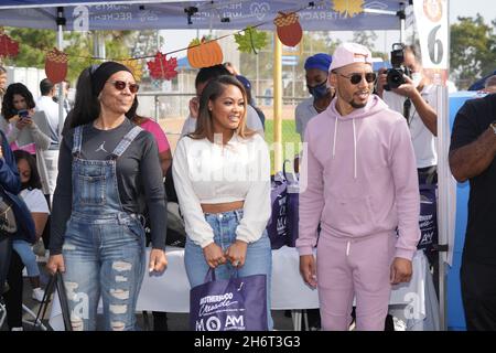 Mookie Betts (rechts) mit Verlobter Brianna Hammonds und Tochter Kynlee Betts (Mitte) und Mutter Diana Collins während der Los Angeles Dodgers Foundation Stockfoto