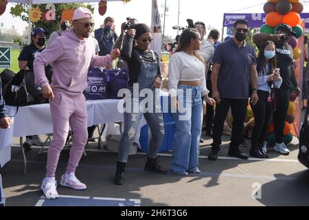 Mookie Betts (links), Mutter Diana Collins (Mitte) und Verlobte Brianna Hammonds während der Los Angeles Dodgers Foundation Thanksgiving Grab and Go driv Stockfoto