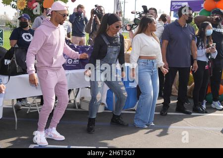 Mookie Betts (links), Mutter Diana Collins (Mitte) und Verlobte Brianna Hammonds während der Los Angeles Dodgers Foundation Thanksgiving Grab and Go driv Stockfoto