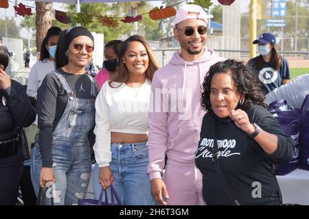 Mookie Betts (zweite von rechts) mit Verlobter Brianna Hammonds (zweite von links), Mutter Diana Collins (links) und Präsident der Bruderschaft Kreuzzug Charis Stockfoto