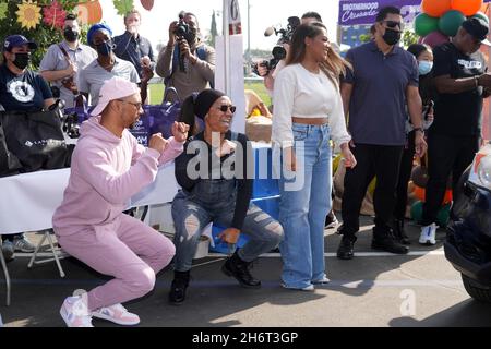 Mookie Betts (links), Mutter Diana Collins (Mitte) und Verlobte Brianna Hammonds während der Los Angeles Dodgers Foundation Thanksgiving Grab and Go driv Stockfoto