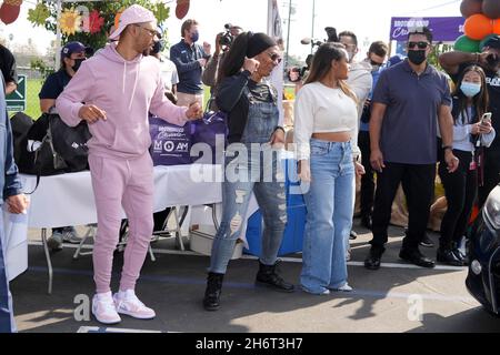 Mookie Betts (links), Mutter Diana Collins (Mitte) und Verlobte Brianna Hammonds während der Los Angeles Dodgers Foundation Thanksgiving Grab and Go driv Stockfoto