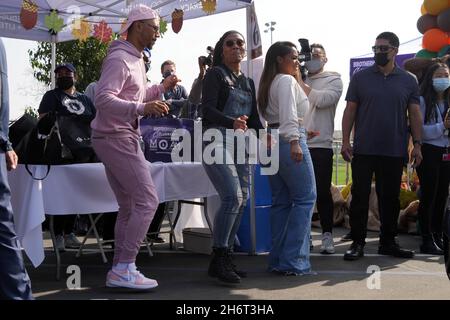 Mookie Betts (links), Mutter Diana Collins (Mitte) und Verlobte Brianna Hammonds während der Los Angeles Dodgers Foundation Thanksgiving Grab and Go driv Stockfoto