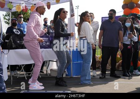 Mookie Betts (links), Mutter Diana Collins (Mitte) und Verlobte Brianna Hammonds während der Los Angeles Dodgers Foundation Thanksgiving Grab and Go driv Stockfoto