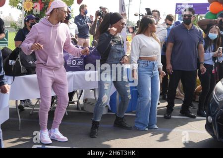 Mookie Betts (links), Mutter Diana Collins (Mitte) und Verlobte Brianna Hammonds während der Los Angeles Dodgers Foundation Thanksgiving Grab and Go driv Stockfoto