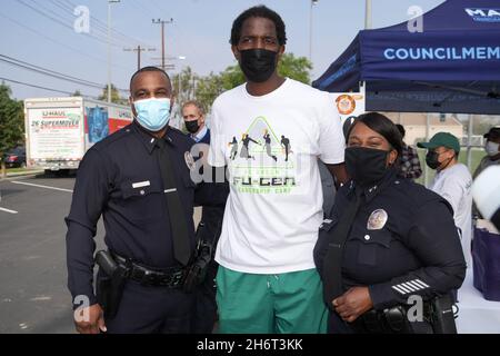 AC Green Jr. (Mitte) posiert mit Polizisten der Polizei von Los Angeles während der Los Angeles Dodgers Foundation Thanksgiving Grab and Go Drive-Thru in Conj Stockfoto