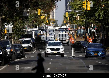 New York, Usa. November 2021. Autos fahren am Mittwoch, den 17. November 2021, die Fifth Avenue in der Nähe des Washington Square Parks in New York City entlang. Foto von John Angelillo/UPI Credit: UPI/Alamy Live News Stockfoto