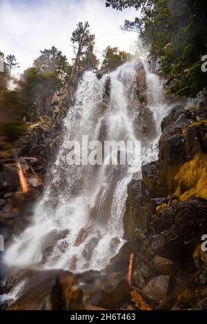 Cascada de la Ratera im Nationalpark Aiguestortes. HDR-Technik Stockfoto