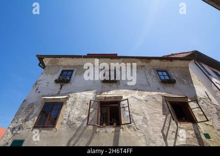 Bild von Fassaden in der Altstadt von Ljubljana, Slowenien, typisch aus dem Mittelalter. Die Altstadt von Ljubljana ist der älteste Teil der Slowenen Stockfoto