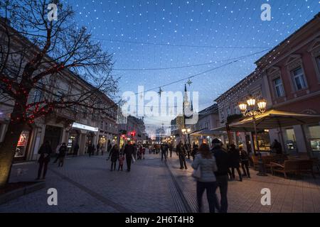 Bild der Weihnachtsdekoration in der Fußgängerzone von Zmaj Jovina Ulica, in Novi Sad, Serbien, während einer Winterdämmerung. Novi Sad ist die zweite Lerche Stockfoto