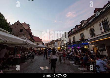 Bild von Tkalciceva ulica in Zagreb, Kroatien, im Sommer in der Nacht. Tkalciceva Straße ist eine Straße in der Zagreb, Kroatien Stadtzentrum. Verlängerung von t Stockfoto
