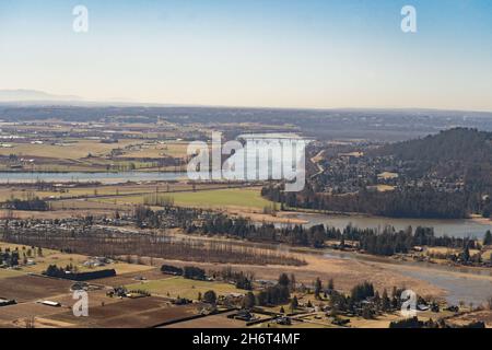 Blick auf das Fraser River Valley in der Nähe des Dorfes Hatzic mit der Missionsbrücke im Hintergrund. Stockfoto