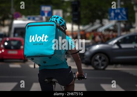 Bild eines Lieferers aus Wolt, der in den Straßen von Ljubljana, Slowenien, unterwegs war. Wolt ist ein finnisches Technologieunternehmen, das für seine Foo bekannt ist Stockfoto