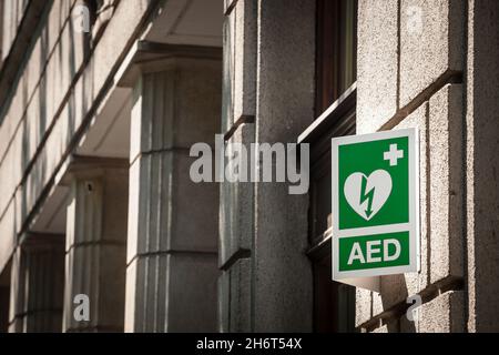 Bild eines Schildes, das auf die Nähe eines AED hinweist, eines automatischen elektrischen Defibrillators, aufgenommen in den Straßen von Ljubljana, Slowenien, unter Beachtung Stockfoto