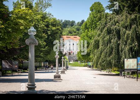 Bild von Jakopic Promande im Tivoli-Park im Sommer in ljubljana, Slowenien. Der Tivoli City Park ist der größte Park in Ljubljana, der Hauptstadt von Slov Stockfoto