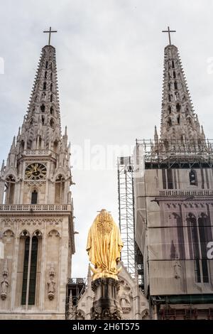 Bild der Kathedrale von Zagreb im Sommer. Die Kathedrale von Zagreb, am Kaptol, ist eine römisch-katholische Kathedrale und nicht nur das höchste Gebäude Stockfoto