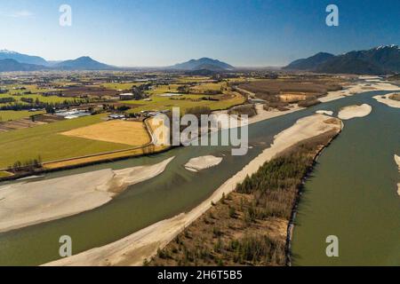 Sumas Prärieland und der Fraser River während einer Dürreperiode im Frühjahr. Stockfoto