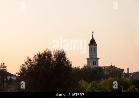 Bild des Turms der serbischen Kirche, in Obrenovac Serbien, zeigt die Zeit an. Obrenovac ist eine Stadt im südlichen Teil von Belgrad, Serbien Stockfoto