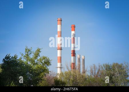 Bild des Panoramas einer Industrielandschaft, aufgenommen in belgrad, Serbien. Typische Geräte wie Kamine, Pflanzen, Fabriken sind sichtbar Stockfoto