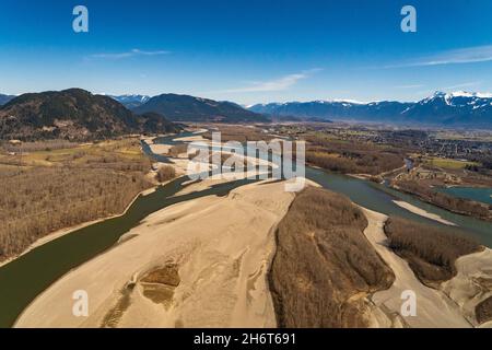 Luftaufnahme der Flussauen des Fraser River, aufgenommen im Frühjahr, mit niedrigem Wasserstand. Stockfoto