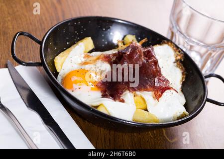 Zerbrochene Eier mit Jabugo-Schinken Stockfoto