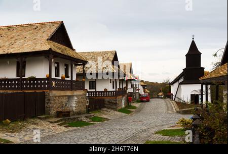 Darstellung der Ansicht auf den Straßen des traditionellen ungarischen Dorfes Helloke Stockfoto