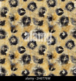 Goldenes abstraktes Nahtloses Muster mit Leopardenflecken. Handgezeichneter Modedruck in Aquarell-Farbe. Stockfoto