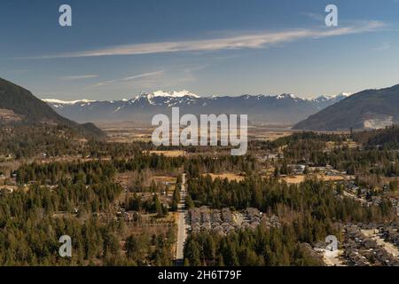Die Stadt der Mission mit der Flussauen des Fraser River und Mount Cheam im Hintergrund. Stockfoto