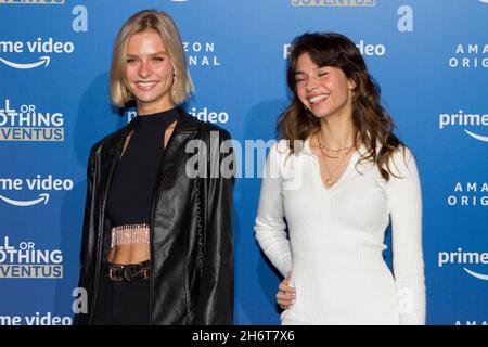 Turin, Italien. 17th. November 2021. Iris van 't Hof (links) und Sara Gotti (rechts) sind zu Gast bei der Präsentation von „alles oder nichts: Juventus“, einer von Amazon produzierten und vertriebenen Sportdokumentarserie, die Sportvereine hinter den Kulissen dokumentiert. „All or Nothing: Juventus“ wurde während der Fußballsaison 2020-2021 gedreht und wird ab dem 25th. November 2021 ausgestrahlt. Stockfoto