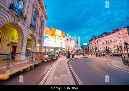 LONDON, GROSSBRITANNIEN - 30. Jun 2015: Der Stadtverkehr im Piccadilly Circus in London, Großbritannien bei Nacht Stockfoto