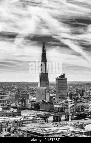 LONDON, GROSSBRITANNIEN - 03. Jul 2015: Eine Graustufenaufnahme des Stadtbildes von London mit dem modernen hohen Gebäude Shard in der Mitte Stockfoto