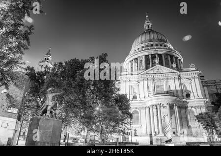 LONDON, VEREINIGTES KÖNIGREICH - 03. Jul 2015: Eine Graustufenaufnahme der St Paul Cathedral bei Nacht Stockfoto