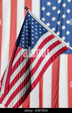 US-amerikanische Flaggen, die am Veterans Day (der US-Version des Waffenstillstandstages), Barre, VT, USA, fliegen. Stockfoto