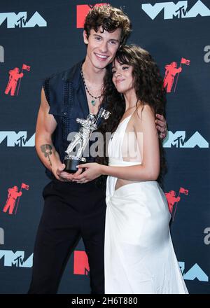 Newark, Usa. November 2021. (DATEI) Camila Cabello und Shawn Mendes Split nach 2 Jahren Dating. NEWARK, NEW JERSEY, USA - 26. AUGUST: Sängerin Shawn Mendes und Freundin/Sängerin Camila Cabello in einem Balmain-Kleid, Jimmy Choo-Schuhe, Amwaj-Ohrringe und Djula-Ringe, Gewinner der besten Zusammenarbeit, Pose im Presseraum während der MTV Video Music Awards 2019, die am 26. August 2019 im Prudential Center in Newark, New Jersey, USA, abgehalten wurden. (Foto von Xavier Collin/Image Press Agency) Quelle: Image Press Agency/Alamy Live News Stockfoto