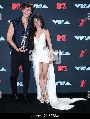 Newark, Usa. November 2021. (DATEI) Camila Cabello und Shawn Mendes Split nach 2 Jahren Dating. NEWARK, NEW JERSEY, USA - 26. AUGUST: Sängerin Shawn Mendes und Freundin/Sängerin Camila Cabello in einem Balmain-Kleid, Jimmy Choo-Schuhe, Amwaj-Ohrringe und Djula-Ringe, Gewinner der besten Zusammenarbeit, Pose im Presseraum während der MTV Video Music Awards 2019, die am 26. August 2019 im Prudential Center in Newark, New Jersey, USA, abgehalten wurden. (Foto von Xavier Collin/Image Press Agency) Quelle: Image Press Agency/Alamy Live News Stockfoto