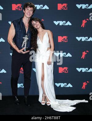 Newark, Usa. November 2021. (DATEI) Camila Cabello und Shawn Mendes Split nach 2 Jahren Dating. NEWARK, NEW JERSEY, USA - 26. AUGUST: Sängerin Shawn Mendes und Freundin/Sängerin Camila Cabello in einem Balmain-Kleid, Jimmy Choo-Schuhe, Amwaj-Ohrringe und Djula-Ringe, Gewinner der besten Zusammenarbeit, Pose im Presseraum während der MTV Video Music Awards 2019, die am 26. August 2019 im Prudential Center in Newark, New Jersey, USA, abgehalten wurden. (Foto von Xavier Collin/Image Press Agency) Quelle: Image Press Agency/Alamy Live News Stockfoto