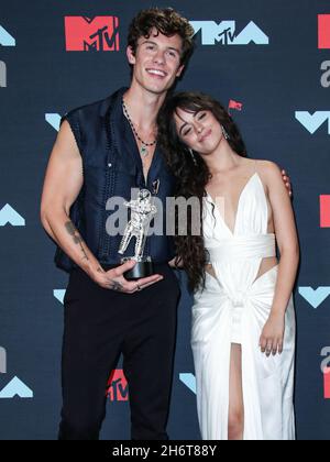 Newark, Usa. November 2021. (DATEI) Camila Cabello und Shawn Mendes Split nach 2 Jahren Dating. NEWARK, NEW JERSEY, USA - 26. AUGUST: Sängerin Shawn Mendes und Freundin/Sängerin Camila Cabello in einem Balmain-Kleid, Jimmy Choo-Schuhe, Amwaj-Ohrringe und Djula-Ringe, Gewinner der besten Zusammenarbeit, Pose im Presseraum während der MTV Video Music Awards 2019, die am 26. August 2019 im Prudential Center in Newark, New Jersey, USA, abgehalten wurden. (Foto von Xavier Collin/Image Press Agency) Quelle: Image Press Agency/Alamy Live News Stockfoto